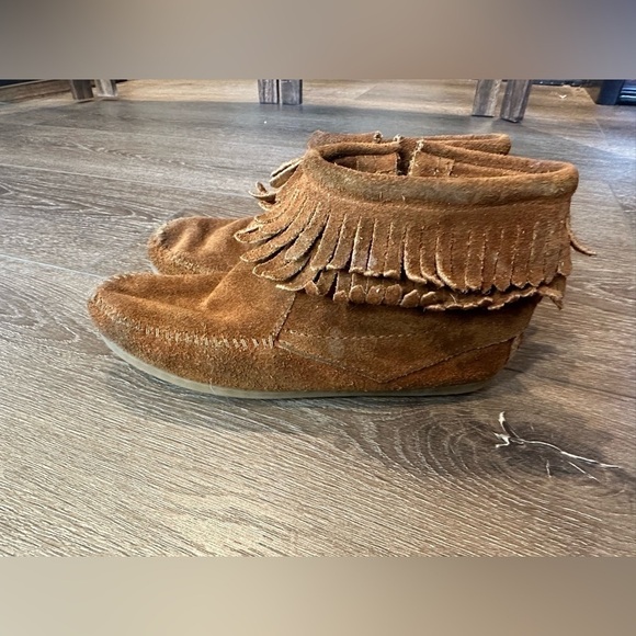 Minnetonka Girl's Double Fringe Side Zip Leather Boot Moccasin, - Picture 1 of 7